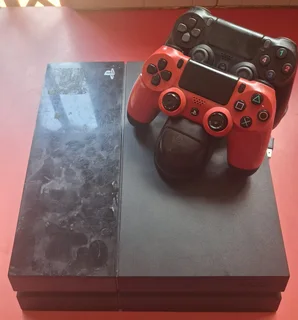 PlayStation 4 500GB (original model)2 controllers, dual charging station, 6 games