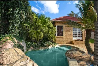 2  Bedroom house with pool near Cleawater mall