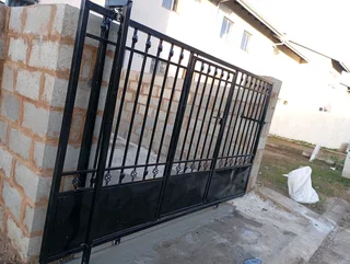 Driveway gates and balustrades