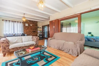 ON AUCTION - RESIDENTIAL PROPERTY: EXPANSIVE FAMILY HOME