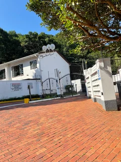2 Bedrooms Ground Floor Apartment in Manor Gardens Complex