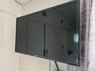 2 x sumsung TVs
