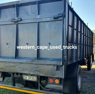 2004 Nissan UD80  Tipper