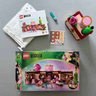LEGO 75683 Glinda &amp; Elphaba&#39;s Dormitory (Wicked) (8&#43;) (2024)