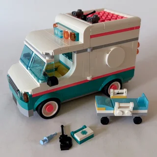 LEGO 42613 Heartlake City Hospital Ambulance (Friends) (6&#43;) (2024)
