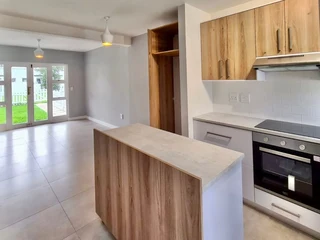 Renovated 2 Bedroom Apartment in Rondebosch Close