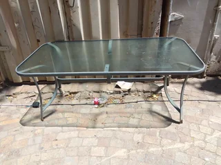 Selling a set of outdoor alluminium chairs and glass Table.