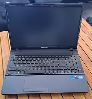Samsung Core i5 Laptop (8Gb RAM | 512Gb SSD) Excellent Condition | New Battery Needed