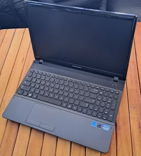 Samsung Core i5 Laptop (8Gb RAM | 512Gb SSD) Excellent Condition | New Battery Needed