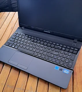 Samsung Core i5 Laptop (8Gb RAM | 512Gb SSD) Excellent Condition | New Battery Needed