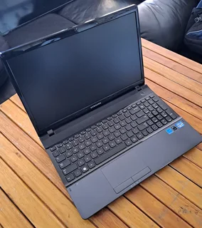 Samsung Core i5 Laptop (8Gb RAM | 512Gb SSD) Excellent Condition | New Battery Needed
