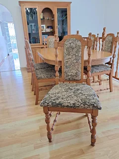 Solid Oak Dinning room set + cabinet