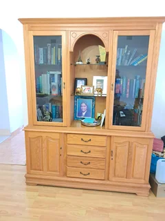 Solid Oak Dinning room set + cabinet
