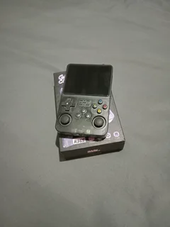 R36S Handheld console