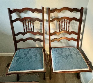 Upholstered fold up chairs