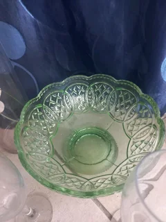 Crockery and lamp R400