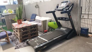 SPACIOUS,  AIRY ROOM AVAIL !!