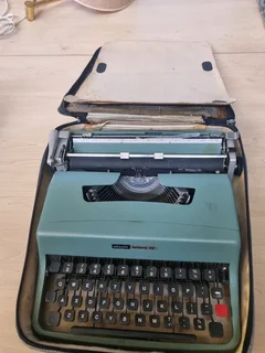 Olivetti lettera 32 typewriter
