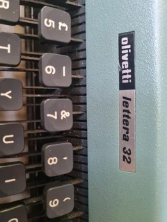 Olivetti lettera 32 typewriter