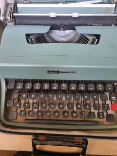 Olivetti lettera 32 typewriter