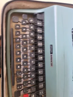 Olivetti lettera 32 typewriter