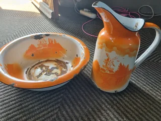 Enamel basin and jug