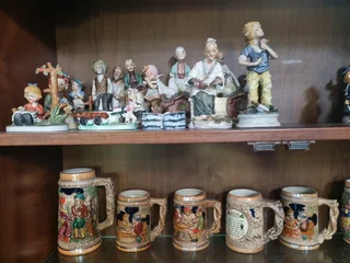 Deco figurines and vintage mugs
