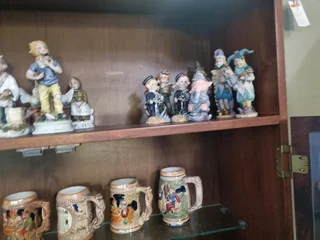 Deco figurines and vintage mugs