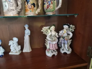 Deco figurines and vintage mugs