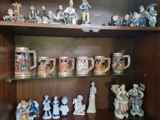Deco figurines and vintage mugs