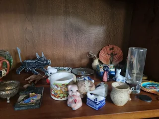 Deco figurines and vintage mugs