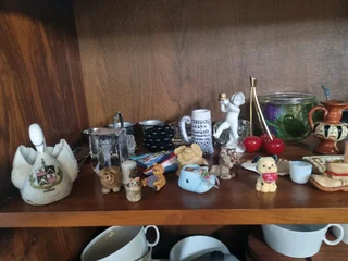 Deco figurines and vintage mugs