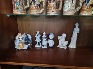 Deco figurines and vintage mugs
