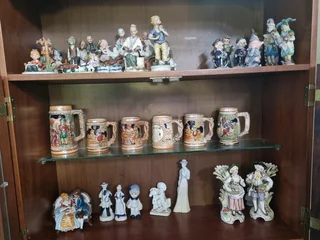 Deco figurines and vintage mugs