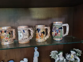 Deco figurines and vintage mugs