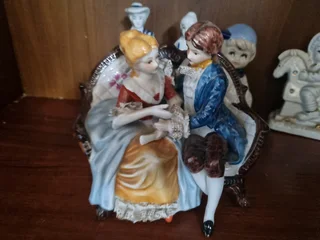 Deco figurines and vintage mugs