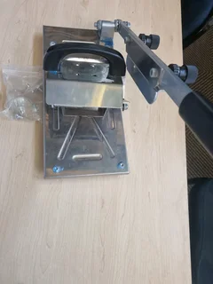 Manual meat slicer