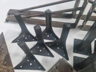 Metal shelf brackets/table legs