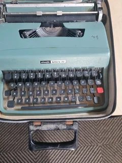 Olivetti lettera typewriter 32
