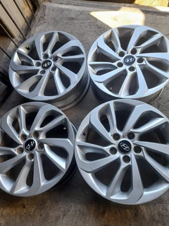 17 inch Hyundai Tucson rims pcd 5/114 7j Set available original rims oem clean set