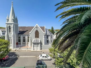 Three bedroom flat in excellent condition in Rondebosch Village.