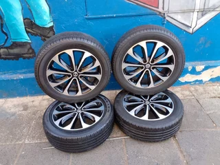 A set of 18inch original Nissan Qashqai mags 5x114 pcd with tyres also fit Nissan X-trail/Nissan Juk