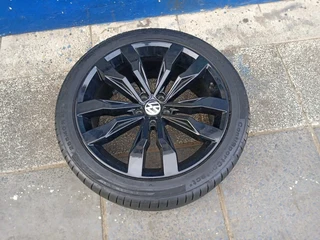 One single 20inch OEM vw Tiguan mag 5x112 pcd with 90% thread continental tyre both rim and tire
