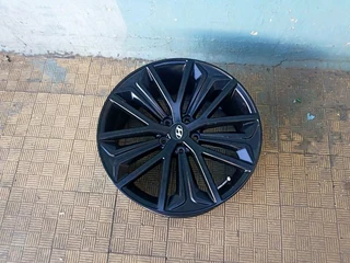 One single 19inch Hyundai Tucson mag 5x114.3 PCD. This rim is like new with no scratch