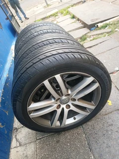 A set of 20inches original Audi Q7 mags 5x130 PCD with tyres. Also fit porsche cayenne / VW Touareg