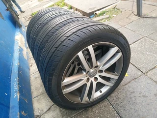 A set of 20inches original Audi Q7 mags 5x130 PCD with tyres. Also fit porsche cayenne / VW Touareg