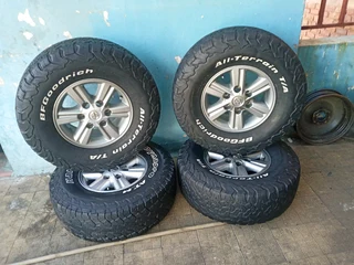 A set of 15inches original Toyota Hilux 4x4 mags rim 6x139.7 PCD with 31x10.50R15 BF Goodrich