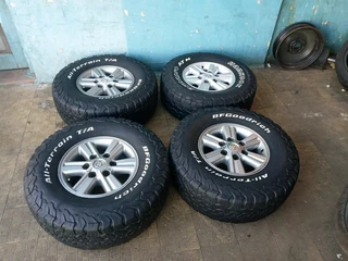 A set of 15inches original Toyota Hilux 4x4 mags rim 6x139.7 PCD with 31x10.50R15 BF Goodrich