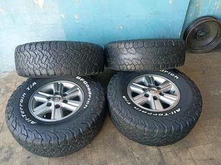 A set of 15inches original Toyota Hilux 4x4 mags rim 6x139.7 PCD with 31x10.50R15 BF Goodrich