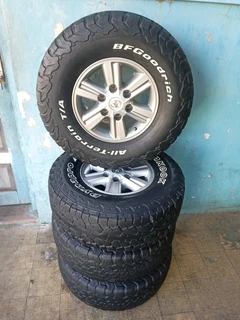 A set of 15inches original Toyota Hilux 4x4 mags rim 6x139.7 PCD with 31x10.50R15 BF Goodrich